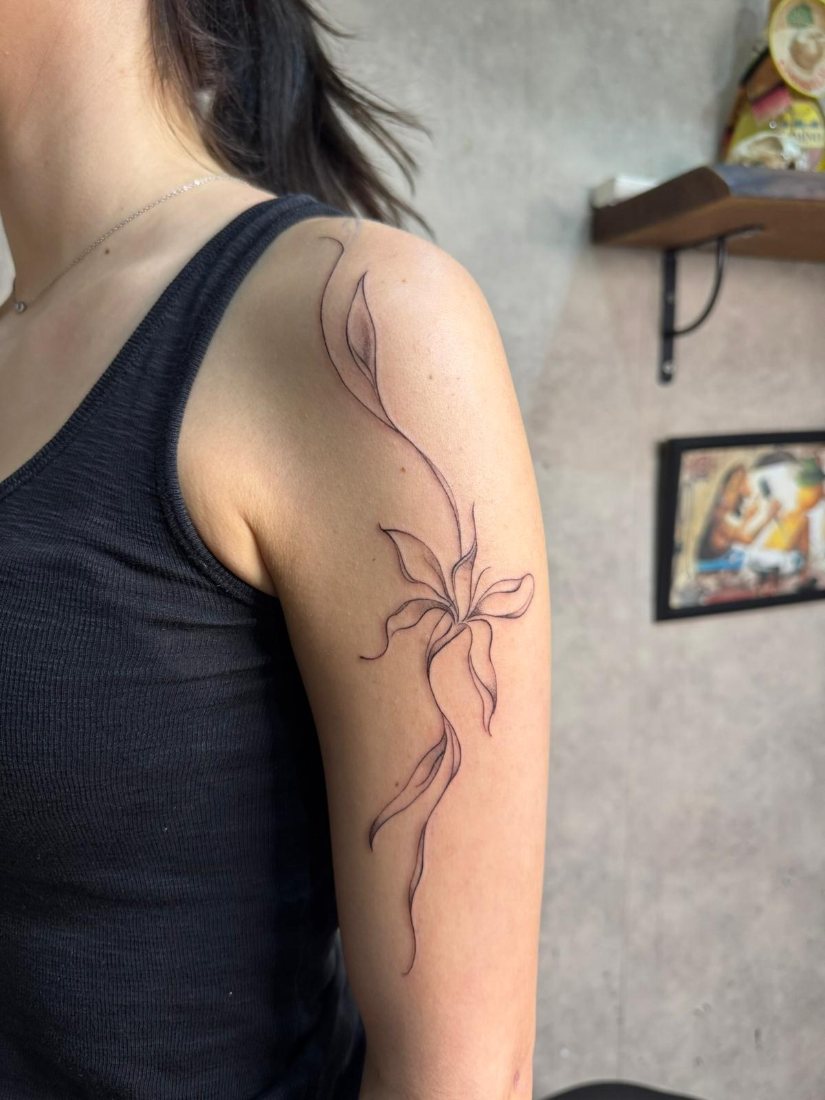 fine line flower omuz dovmesi